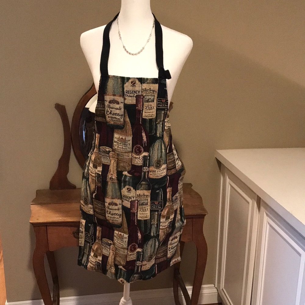 Davida’s  Wine Bottle Print Apron. NWOT